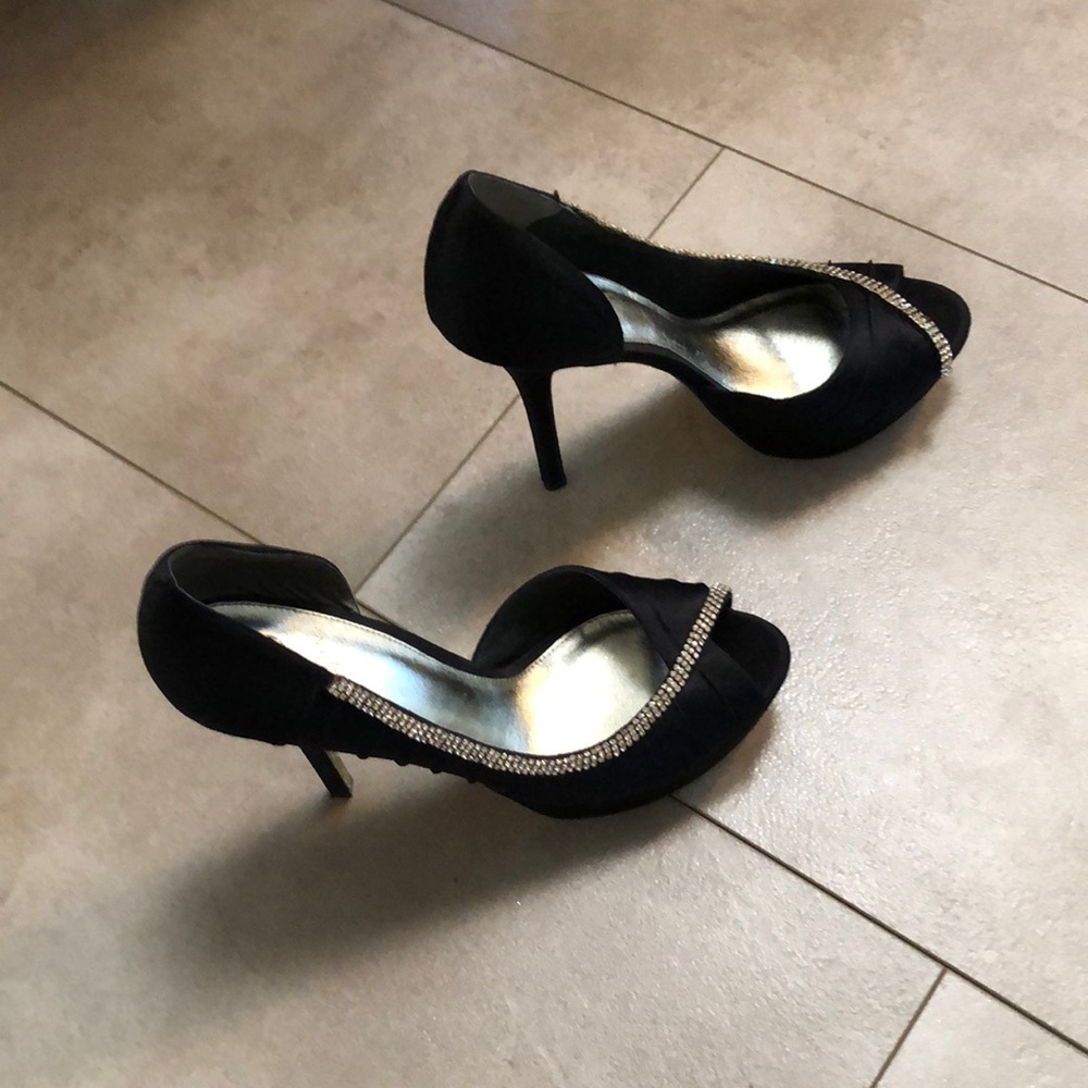 Adrianna Papell Black Stiletto Heels Classic Design
